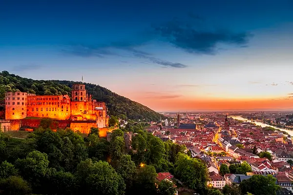 Blick über Schloss und Altstadt in die Rheinebene bei Nacht