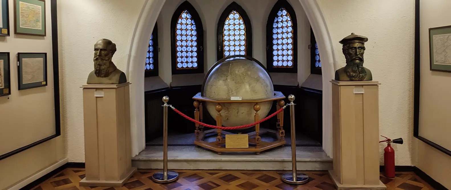 Cover-Old-Maps-and-Books-Museum-slider-16
